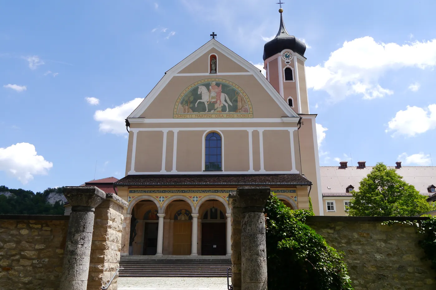 Fassade der Klosterkirche der Erzabtei St. Martin in Beuron mit Zwiebelturm und Vorhalle