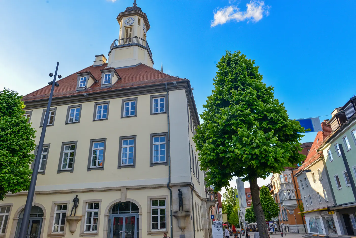 Klassizistisches Rathaus am Marktplatz in Tuttlingen mit Uhrturm und Lindenbaum