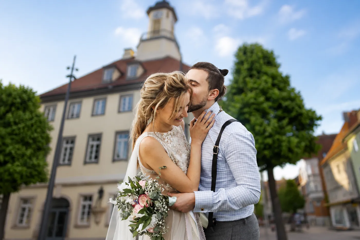 Brautpaar küsst sich vor dem historischen Rathaus in der Tuttlinger Altstadt