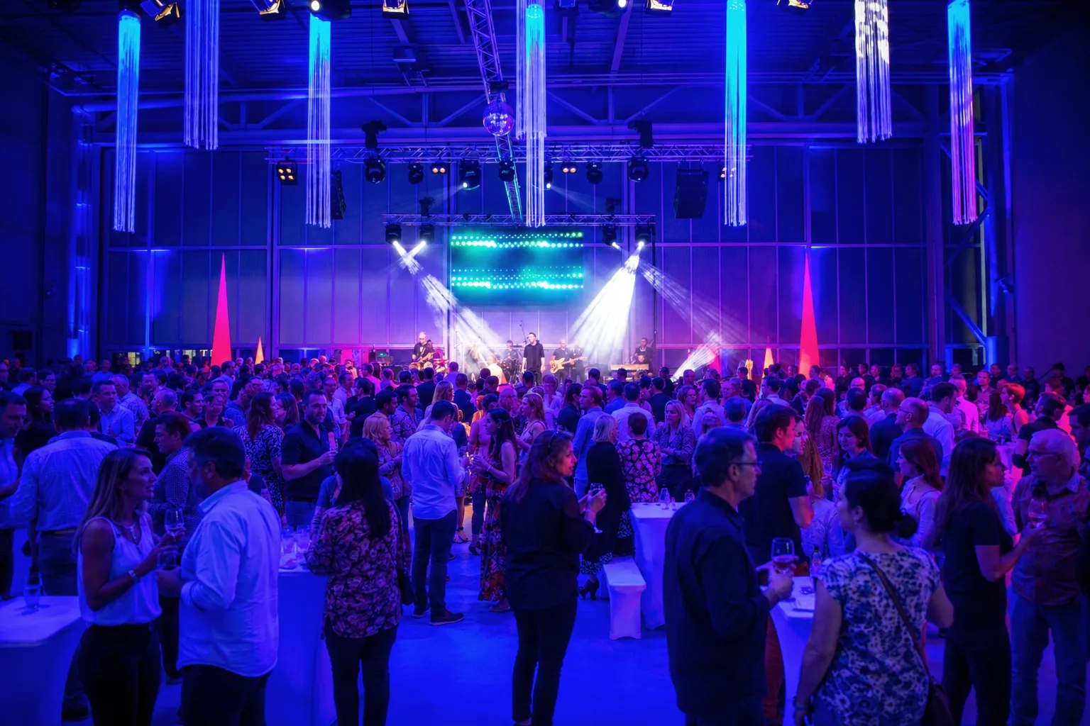 Ausgelassene Abendveranstaltung mit Live-Band und Lichtshow im Hangar