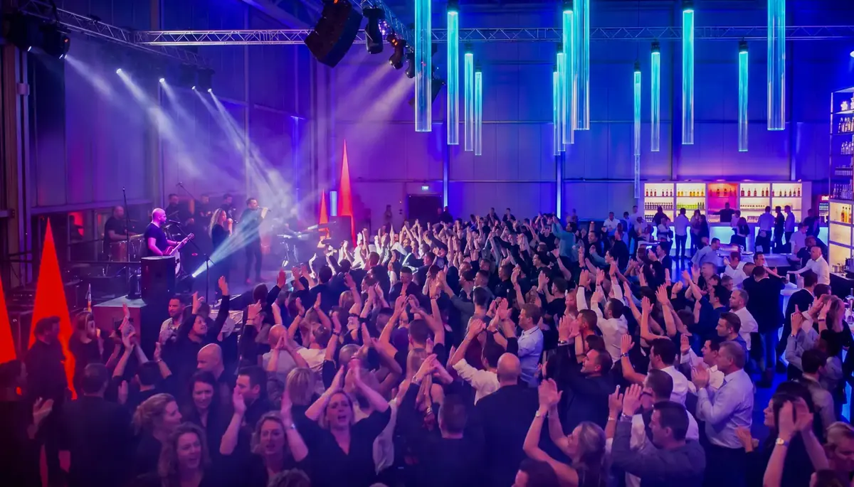 Ausverkaufte Abendveranstaltung mit Lichtshow im Hangar