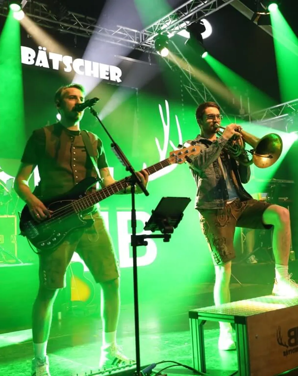 Bätscher Buam live auf der Bühne im Hangar