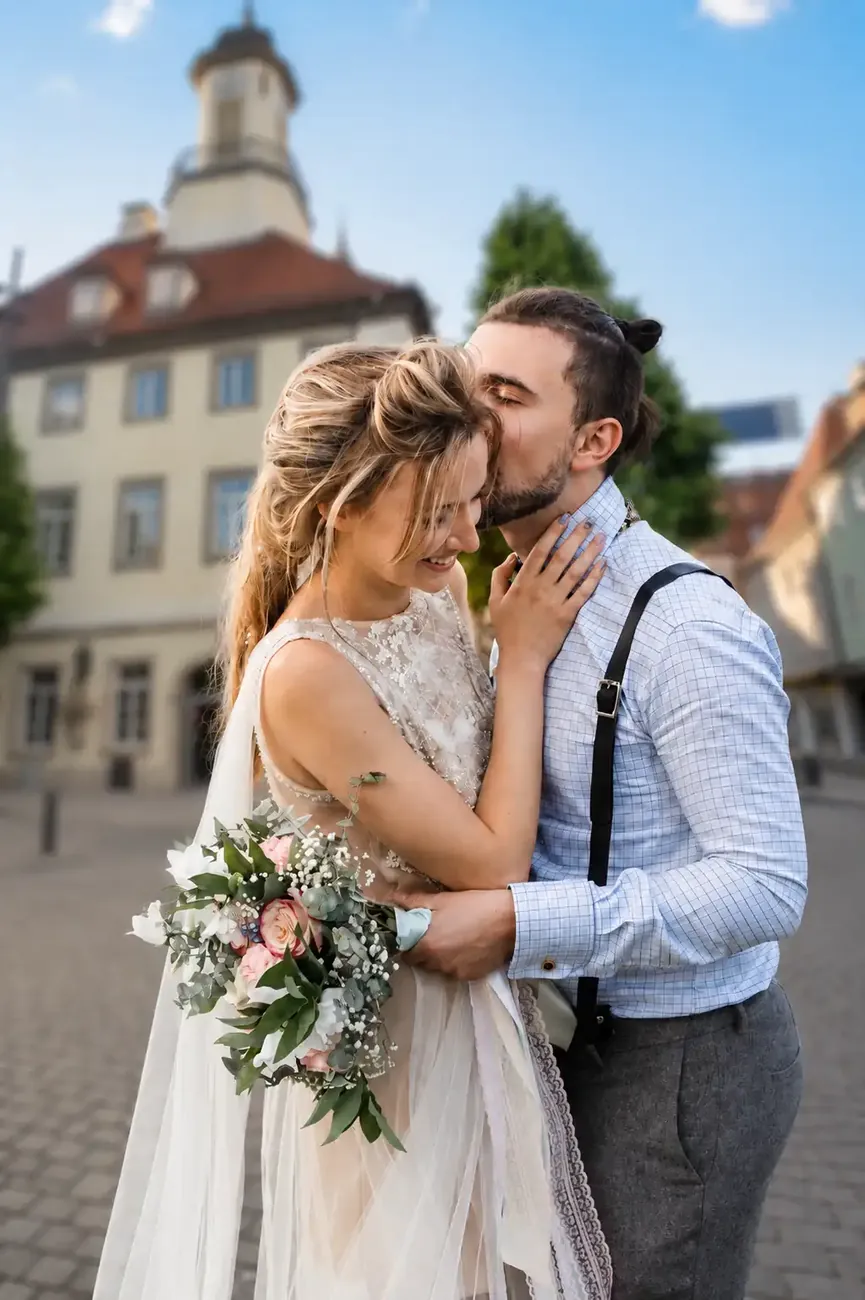 Brautpaar bei einem Hochzeitsshooting vor historischer Kulisse