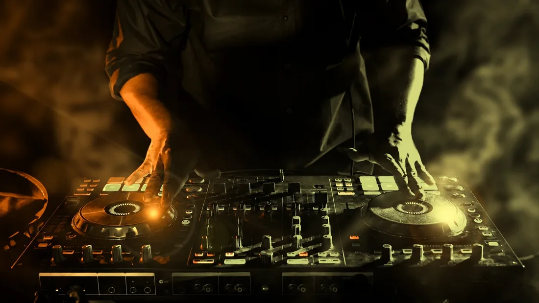 DJ-Pult mit Lichtshow bei einer Hangar-Veranstaltung