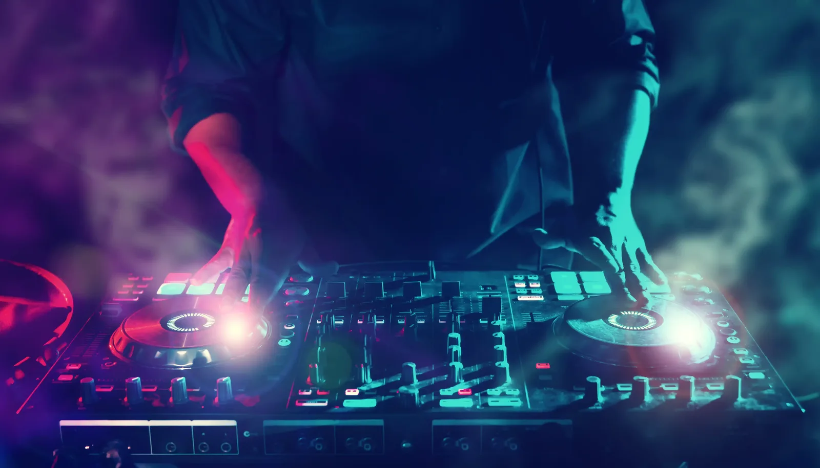DJ-Pult mit Lichtshow bei einer Hangar-Veranstaltung