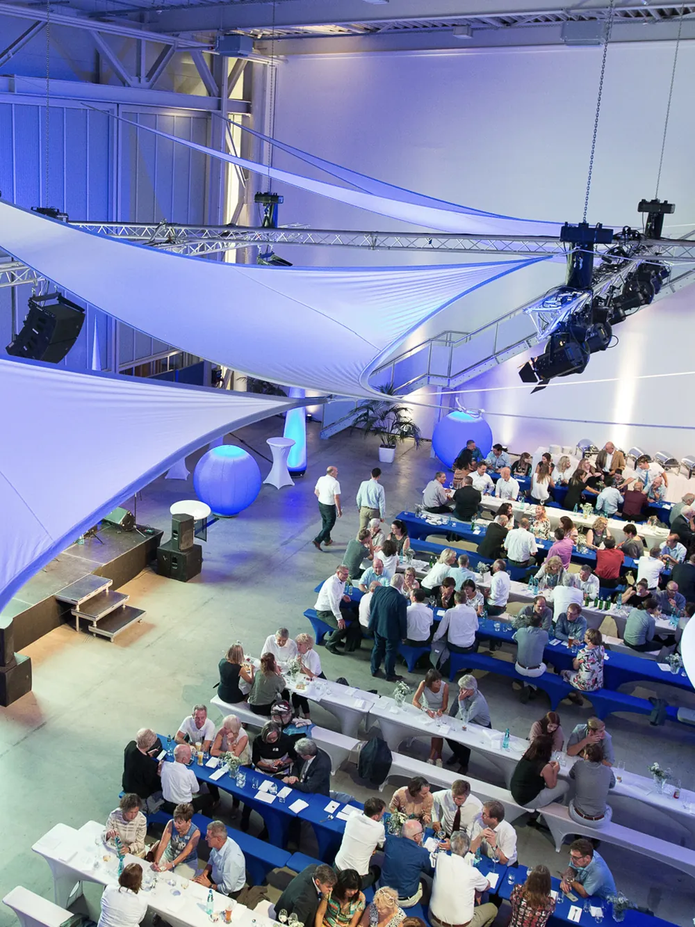 Festlich gedeckte Galadinner-Tafeln unter Zeltdach bei aircraft