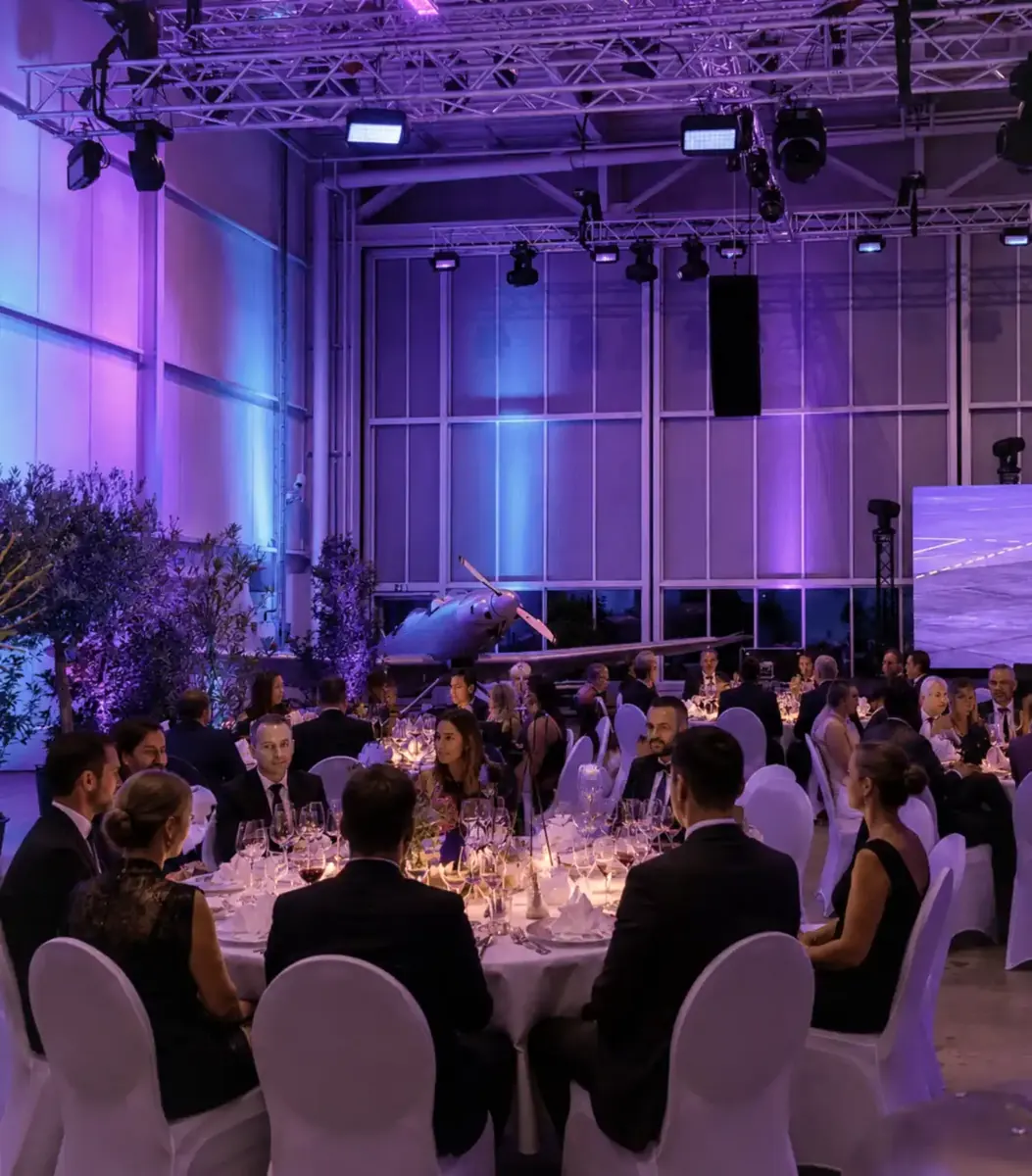 Festliches Galadinner mit runden Tischen im Hangar