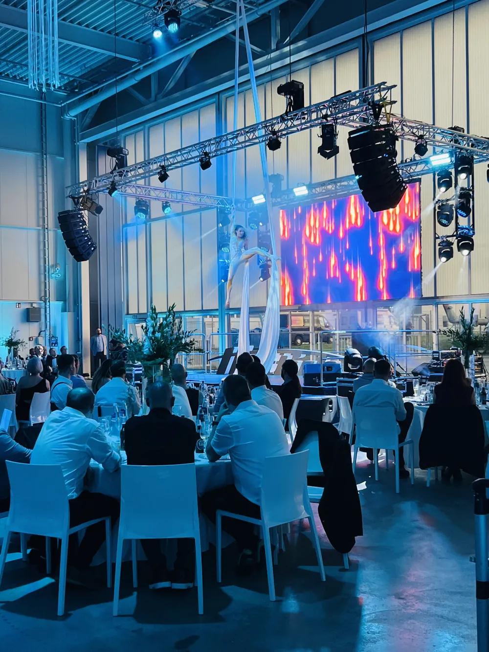 Firmenevent mit Gästen an runden Tischen bei aircraft