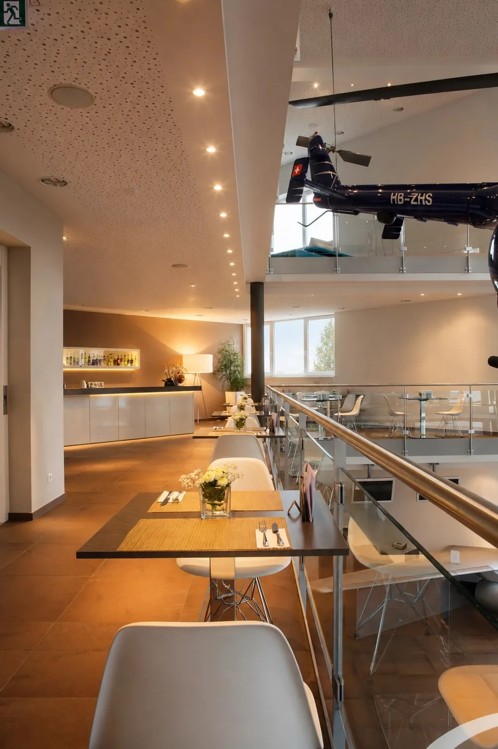 Fliegerflair in der Lounge des aircraft Hotels