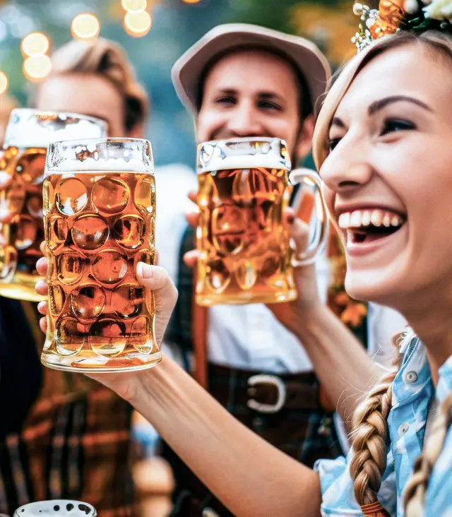 Fröhliche Stimmung beim Oktoberfest im aircraft Hangar