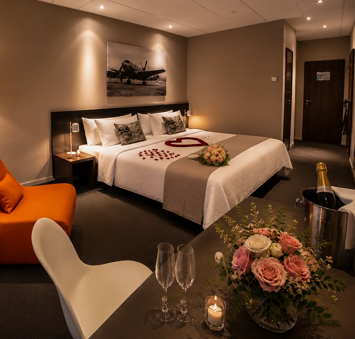 Honeymoon Suite mit Rosenblättern und Champagner