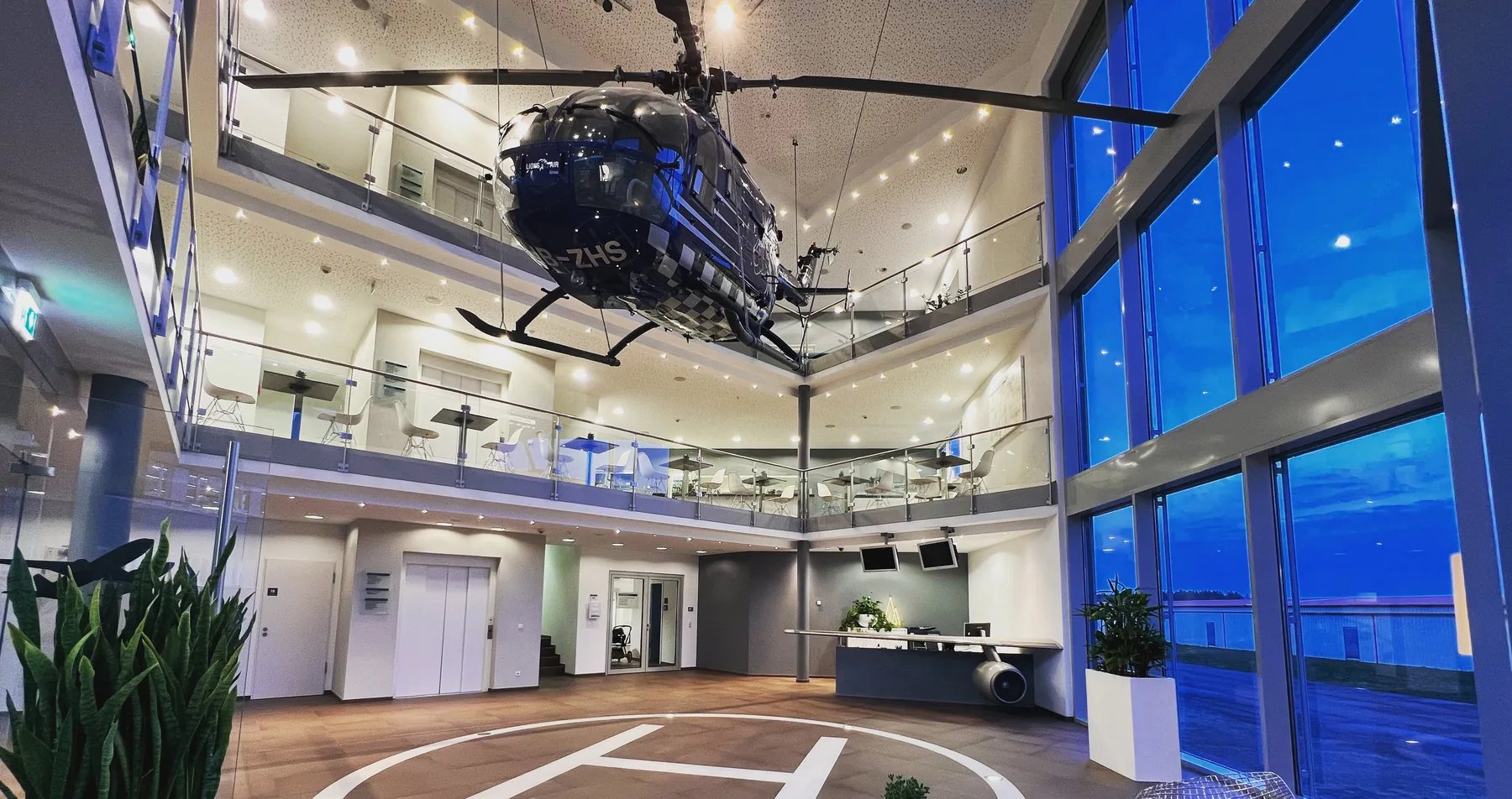 Leere Heli Base mit Helikopter und umlaufenden Galerien