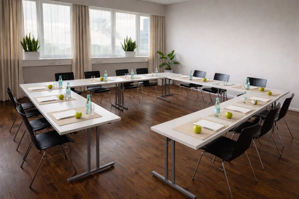 Leerer Tagungsraum in U-Form-Bestuhlung mit Blick ins Gruene