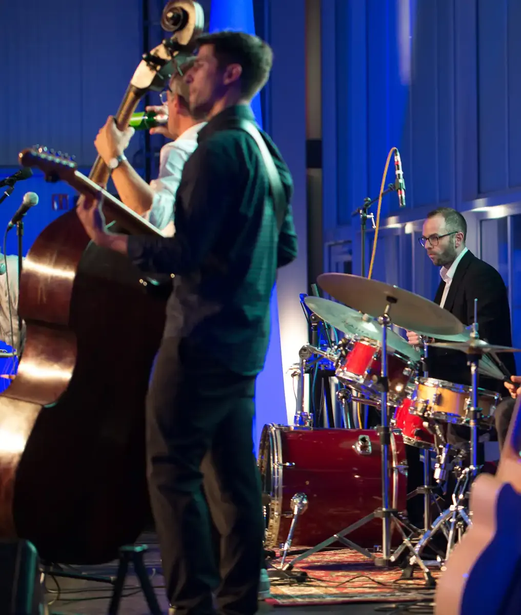Live-Band mit Kontrabass und Schlagzeug bei einer Veranstaltung