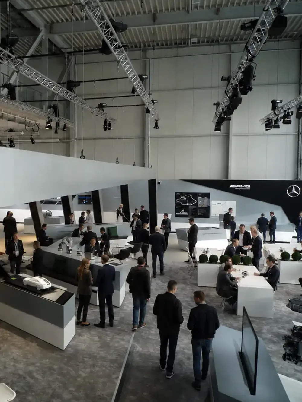 Produktpräsentation in modernem Ausstellungsraum bei aircraft