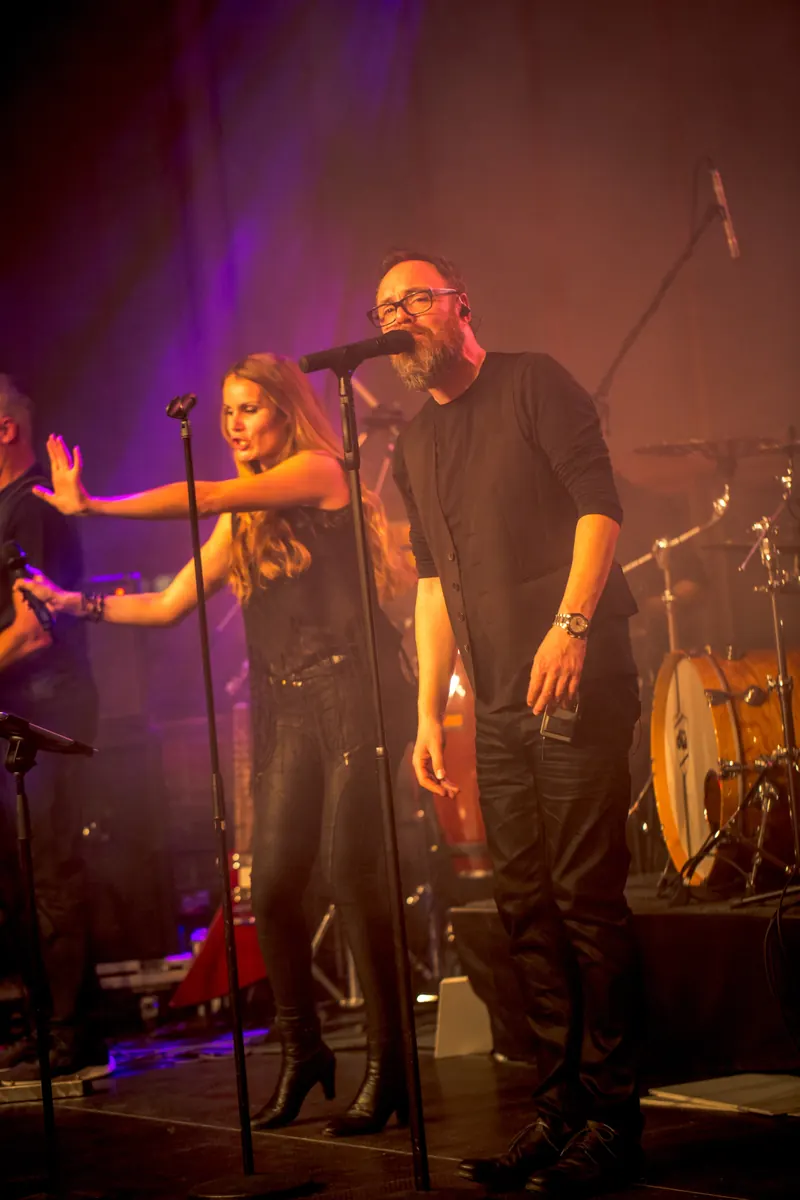 Sängerin und Sänger einer Band auf der Bühne