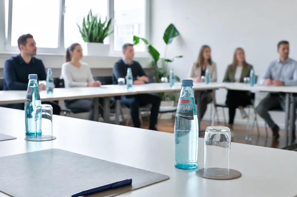 Teilnehmer im Austausch waehrend eines Seminars