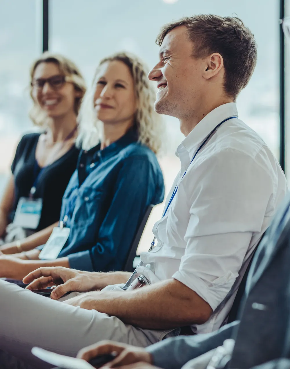 Teilnehmerin konzentriert am Laptop waehrend des Seminars