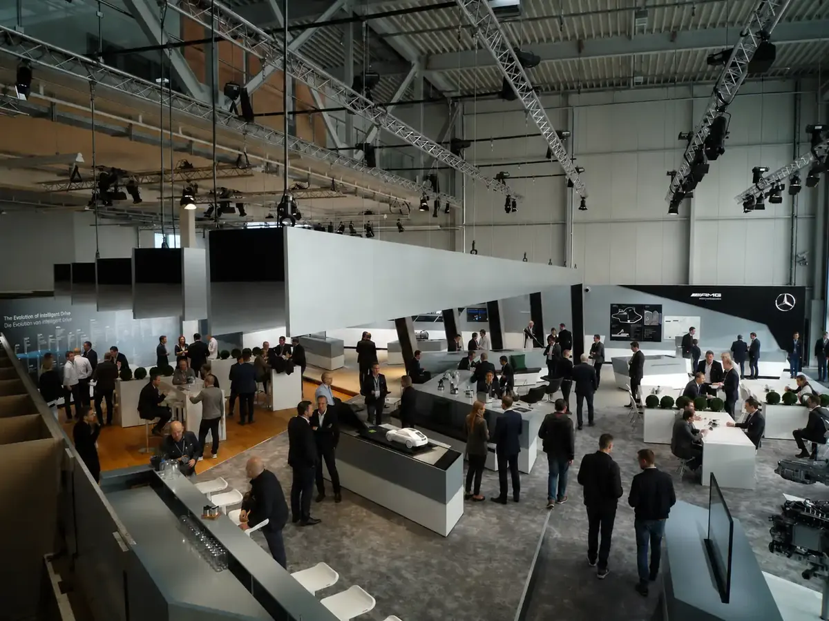 Weite Hangarhalle bei einem Firmenevent mit Tageslicht